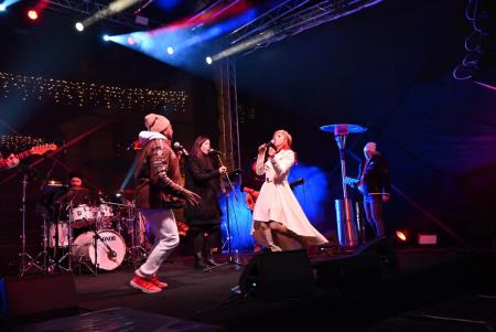 Temperamentna Tanja Žagar je razgrela kamniško publiko za najdaljšo noč v letu in silvestrovanje v centru Pravljičnega Kamnika (39)